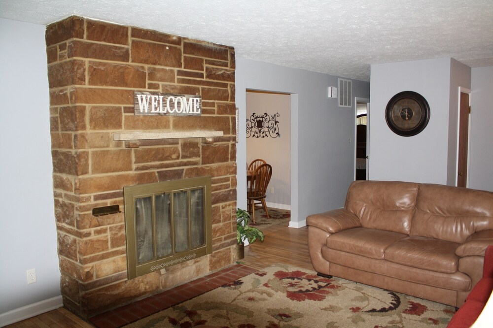 Super Comfortable Home in the Heart of Speedway!!