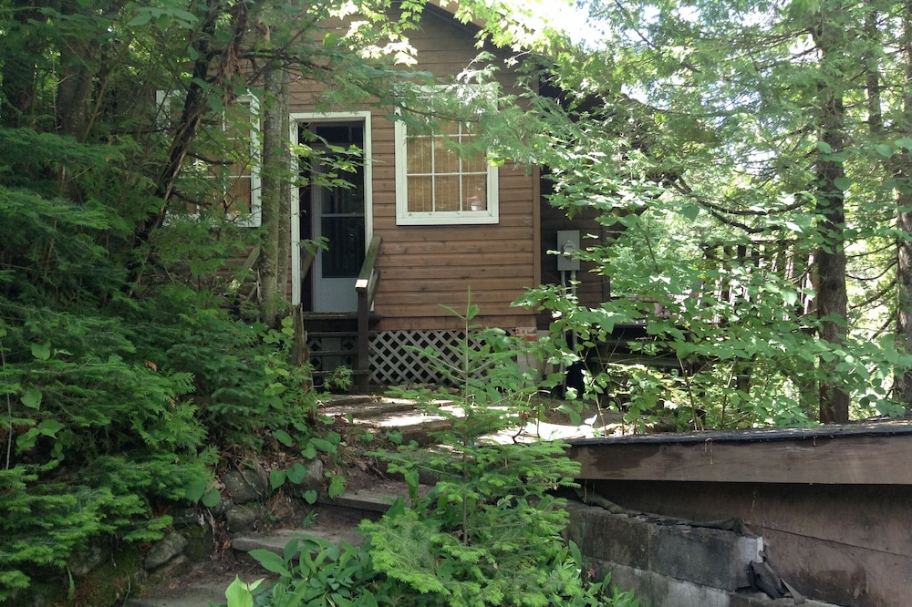 4BR Cottage w/ Private Sandy Beach - Nestled in the Trees - Tondakea Lodge