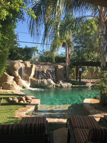 Mini Resort!!  Swim up bar! Beach Entry! Spa in a Cave & Slide & More!