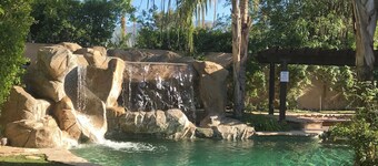 Mini Resort!! Swim up bar! Beach Entry! Spa in a Cave & Slide & More!