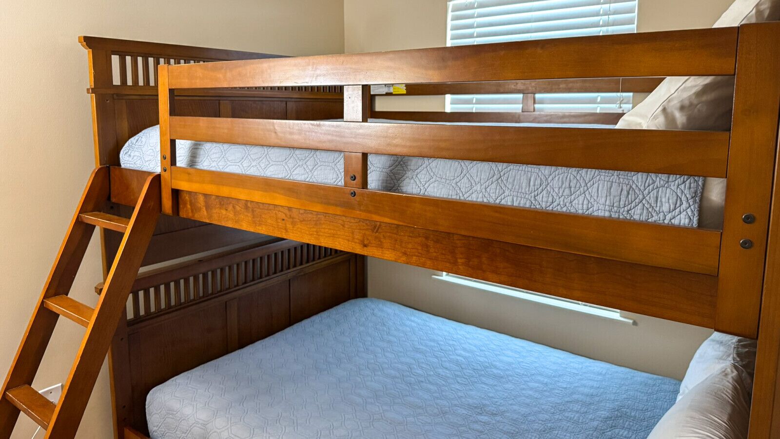 2 slaapkamers, een strijkplank/strijkijzer, gratis wifi, beddengoed