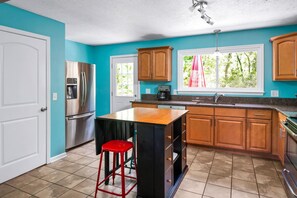 ثلاجة، ميكروويف، فرن، موقد طهي مسطح