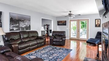 Smart-TV, Kamin, DVD-Player, Bücher