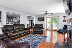 تلفزيون ذكي، مدفأة، مشغل دي في دي، كُتُب