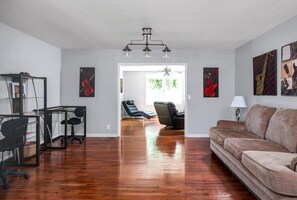 تلفزيون ذكي، مدفأة، مشغل دي في دي، كُتُب