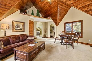 Smart-TV, Kamin, DVD-Player, Bücher