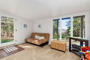 Smart-TV, Kamin, DVD-Player, Bücher