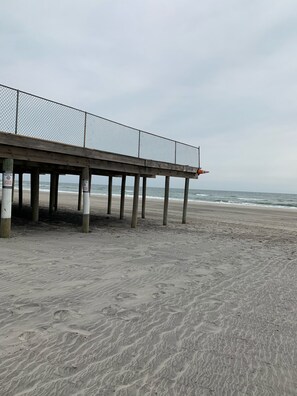 Nær stranden, solsenger og strandhåndklær