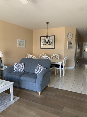 Smart-TV, videospill, DVD-spiller og bøker