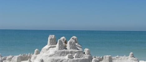 Nära stranden, solstolar och strandhanddukar