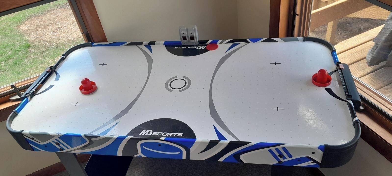 Una mesa de hockey con diseño azul y blanco, que presenta el logo 'MD SPORTS'.