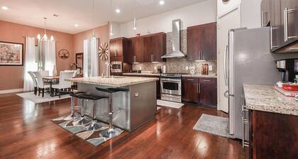 Gated Luxury 3-bedroom 2200 sq ft best value 1-3 minutes to Downtown venues