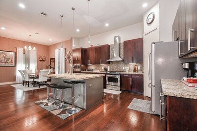 Gated Luxury 3-bedroom 2200 sq ft best value   1-3 minutes  to Downtown venues