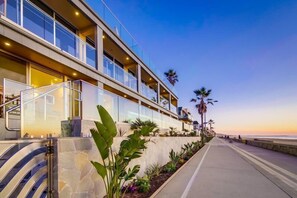 Exterior - Ocean Front * 2 Level Corner Unit * Exclusive Water View Deck (San Diego)