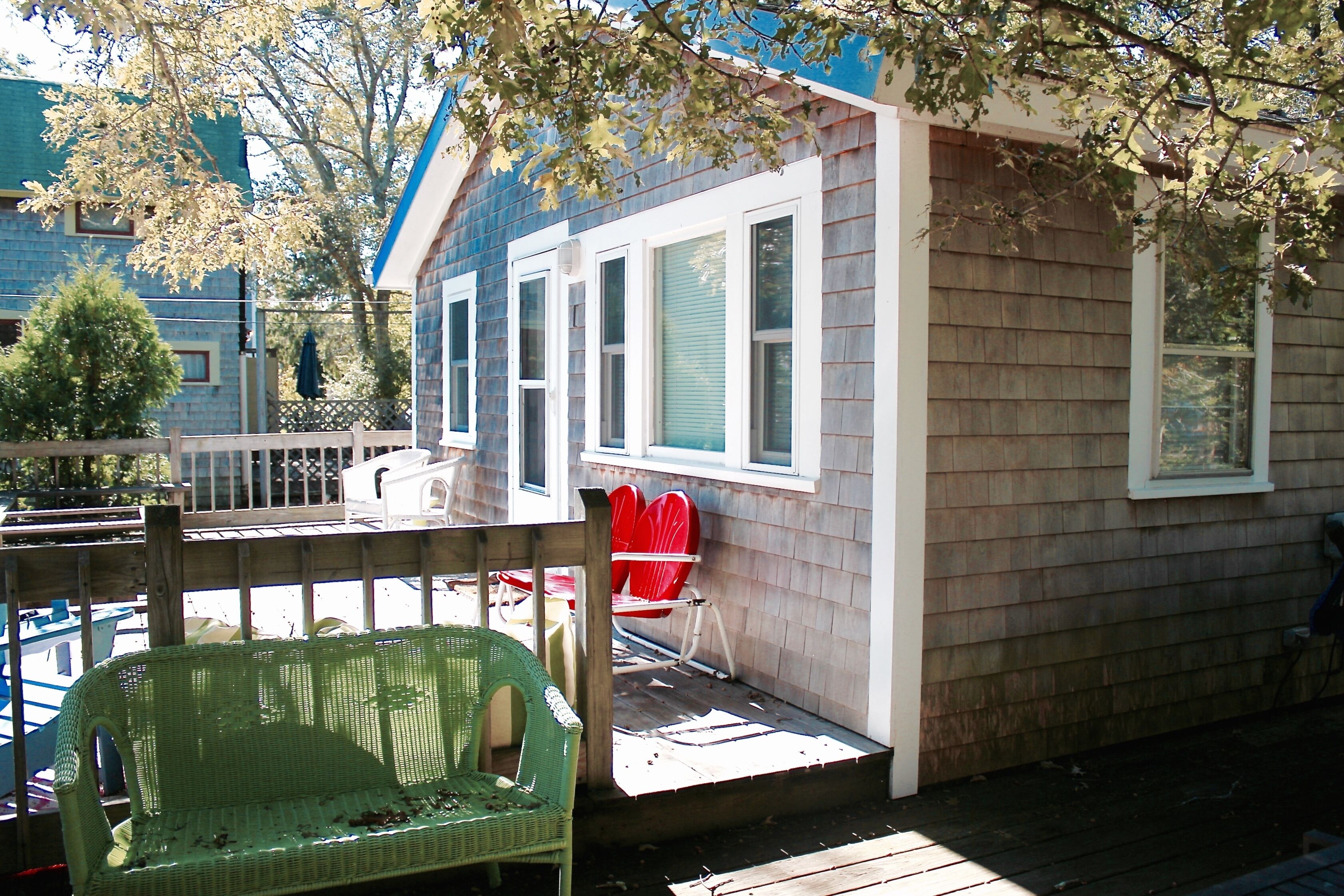 Charming Oak Bluffs Cottage: Prime Location, Stylish Comfort & Serene Privacy
