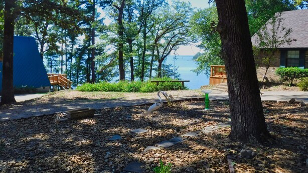 Un chalet au bord du lac, doté d’une terrasse et offrant une vue sur l’eau.