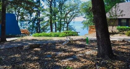 Acorn Timbers Apartment - Huoneisto järven rannalla O 'the Pines -järvellä.