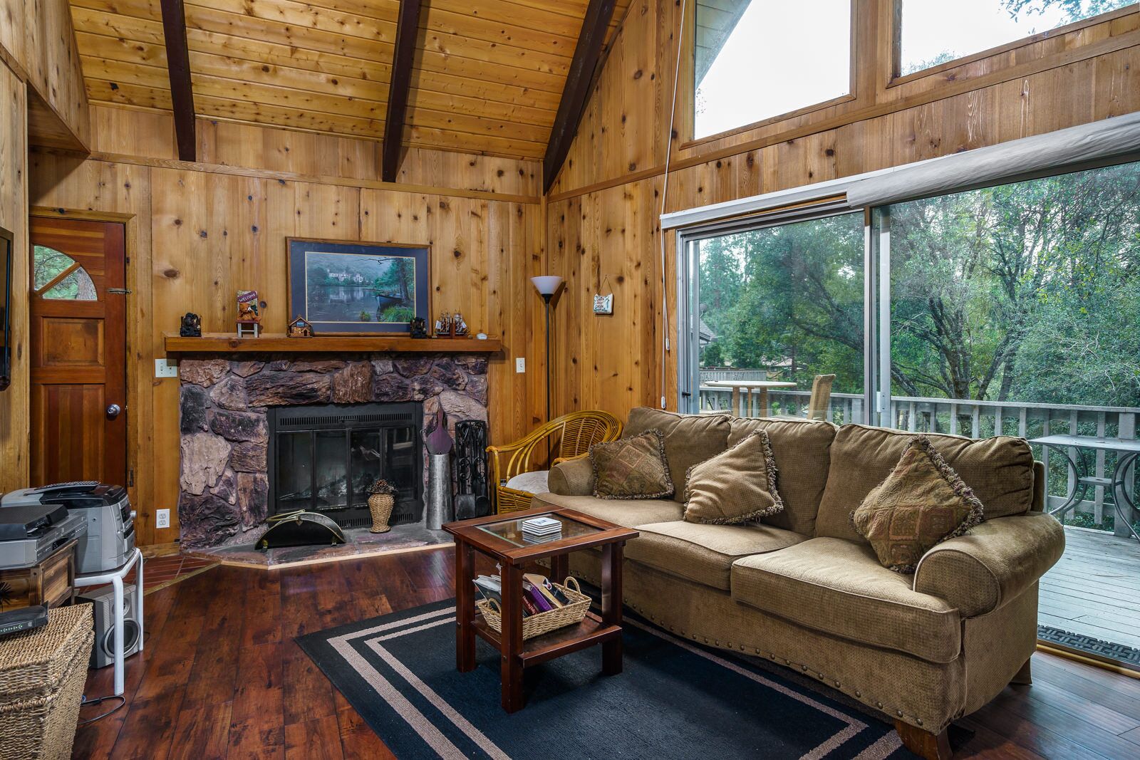 Lovely cabin in the beautiful Pine Mountain Lake in Yosemite National Park area.