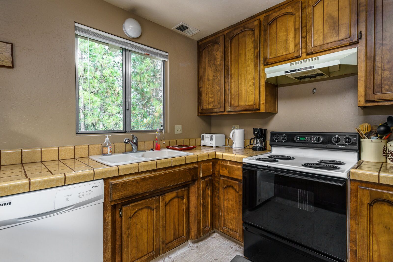 Lovely cabin in the beautiful Pine Mountain Lake in Yosemite National Park area.