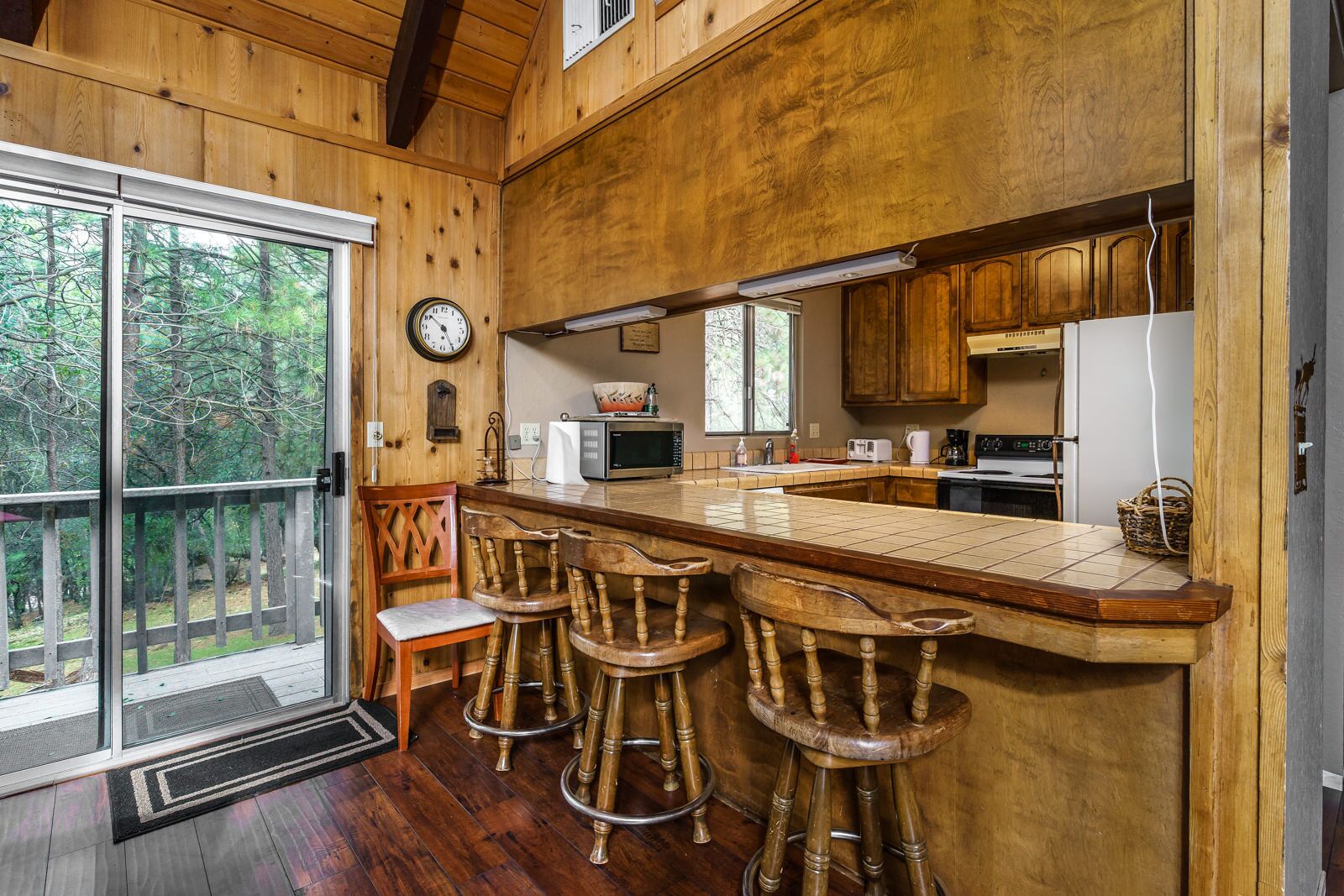Lovely cabin in the beautiful Pine Mountain Lake in Yosemite National Park area.