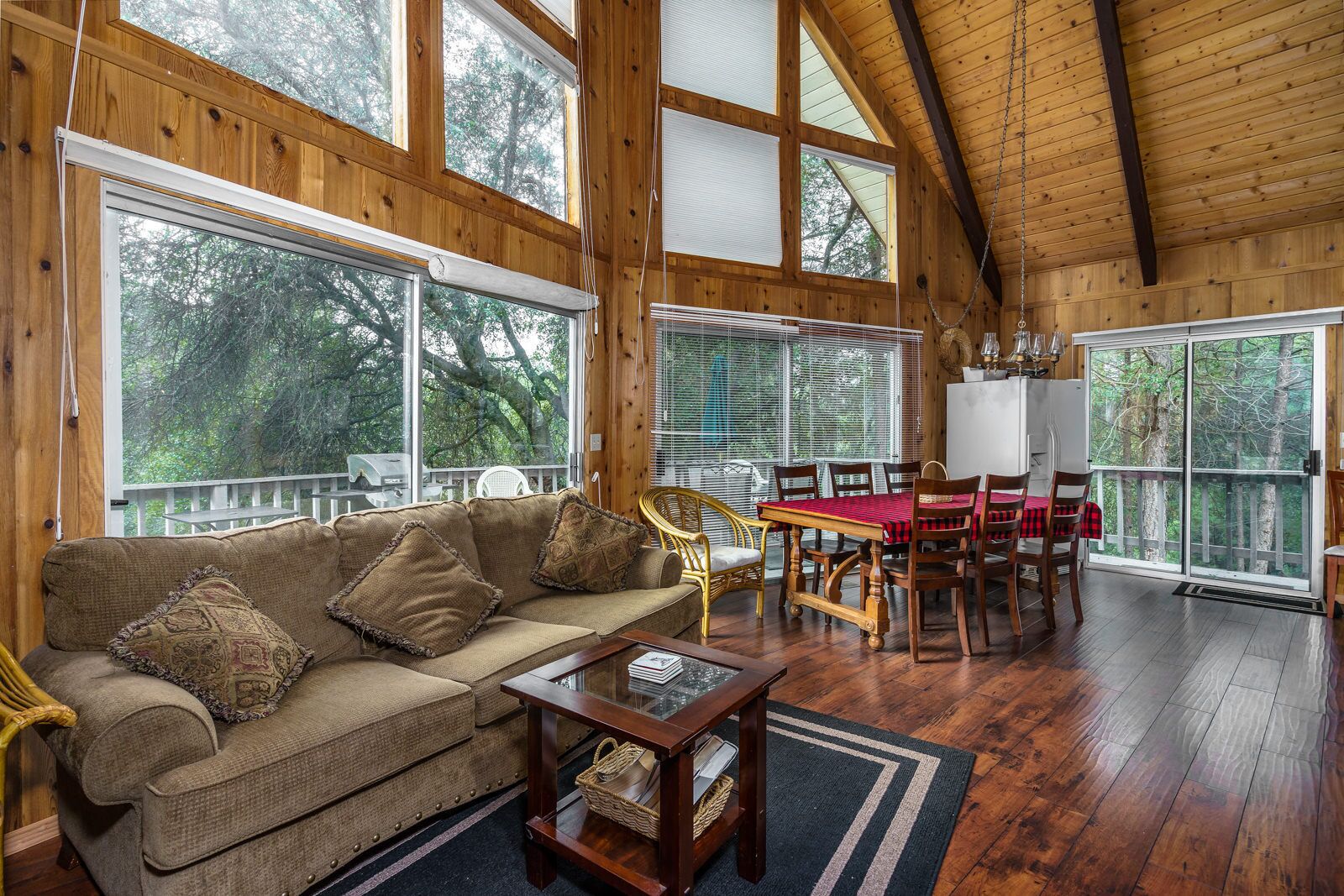Lovely cabin in the beautiful Pine Mountain Lake in Yosemite National Park area.