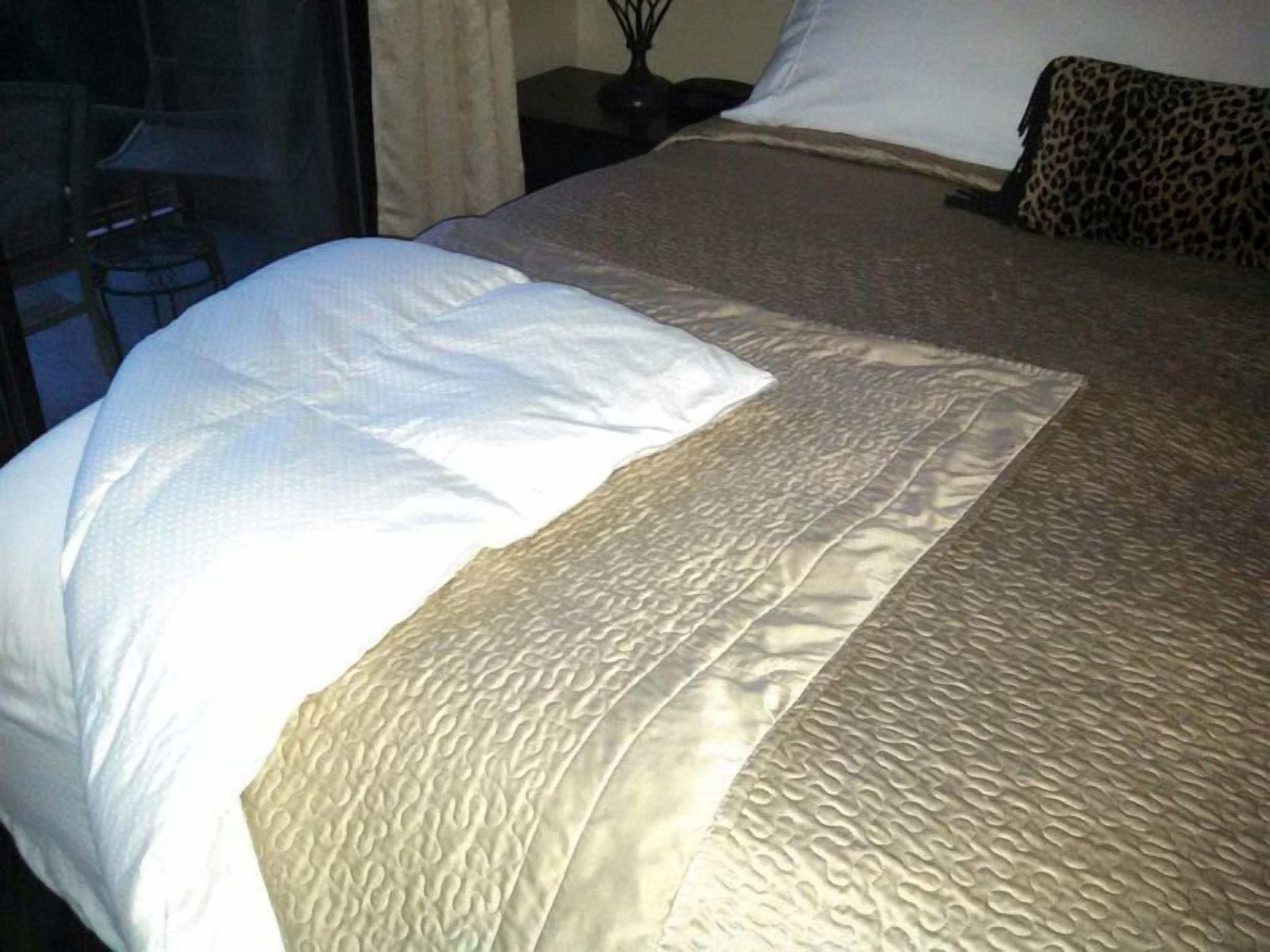 Romantic King size bed, Jacuzzi tub in bedroom, walk to downtown, wifi