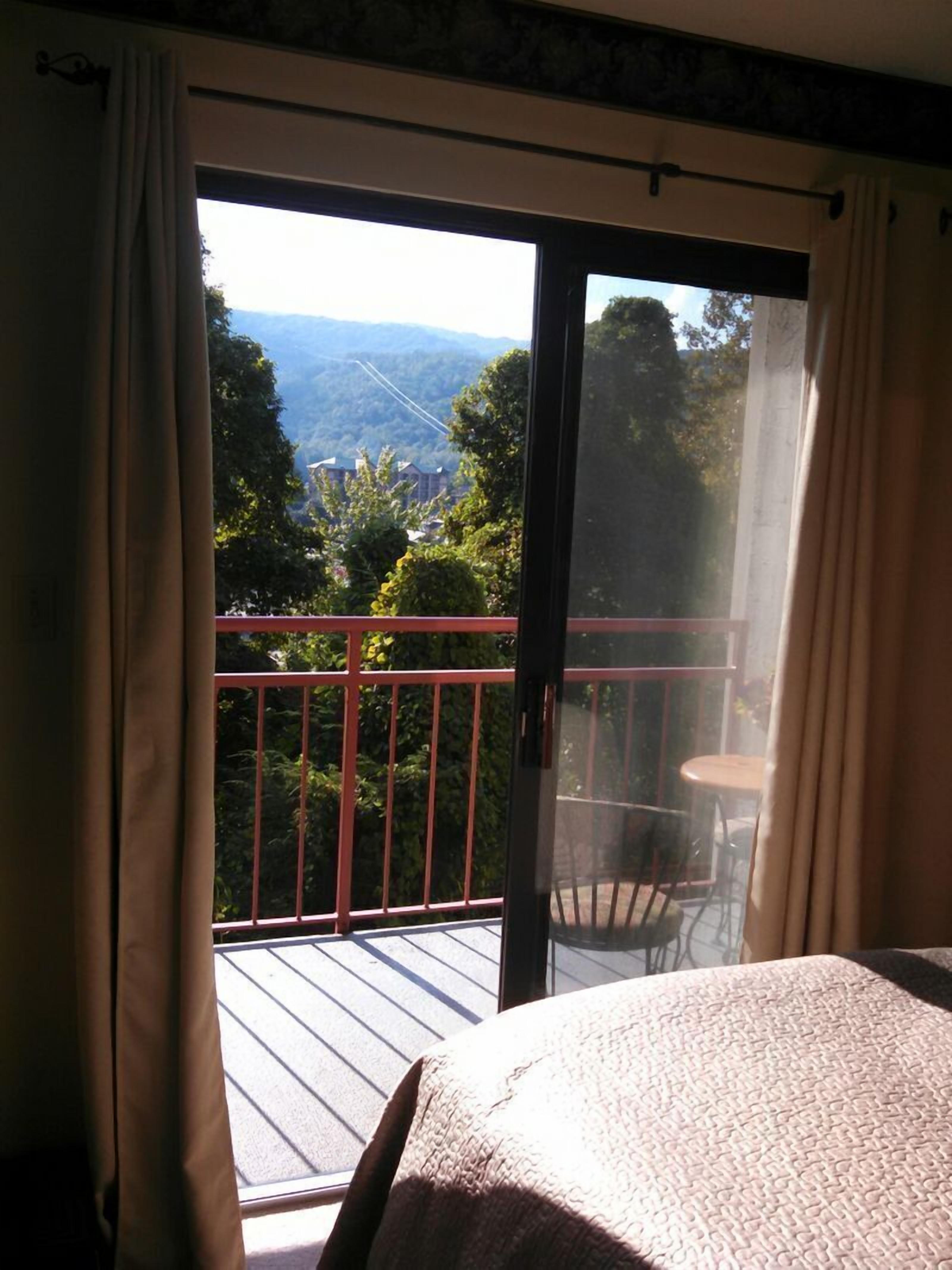 Romantic King size bed, Jacuzzi tub in bedroom, walk to downtown, wifi