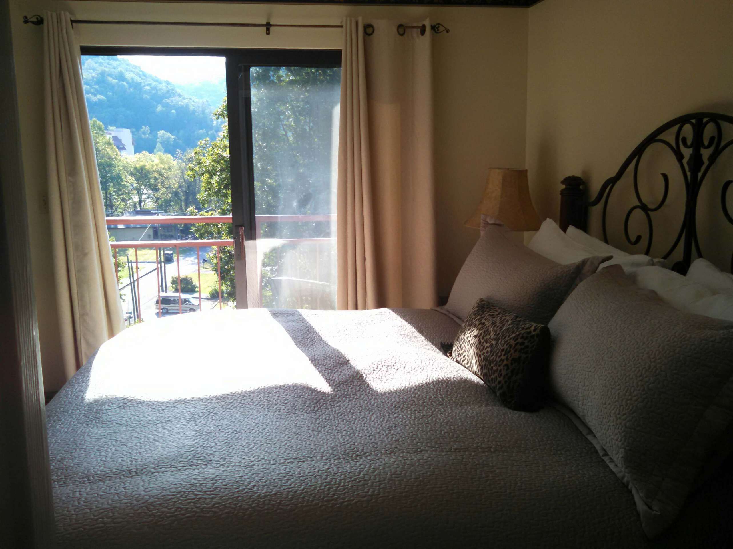 Romantic King size bed, Jacuzzi tub in bedroom, walk to downtown, wifi