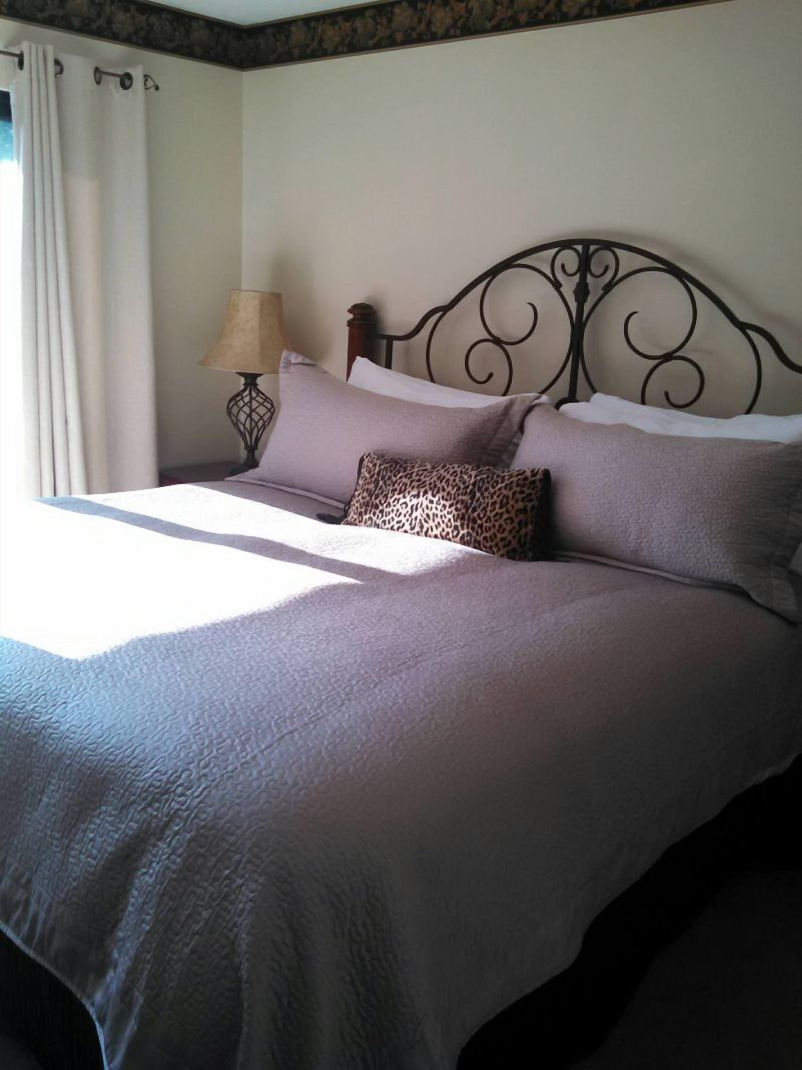 Romantic King size bed, Jacuzzi tub in bedroom, walk to downtown, wifi