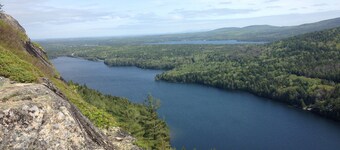 ¡Bien equipado gambrel cerca del lago Echo de Acadia y senderos! Vista del lago Echo.