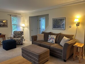 TV, ping pong - Tall pines & lake view. Perfect location ctr of MDI! Close trails.  Local owners (Mt Desert)