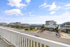 Property grounds - "Buck Stops Here" - Pet Friendly 2nd Row Home, 4 Bedrooms / 2 Bathrooms (Holden Beach)