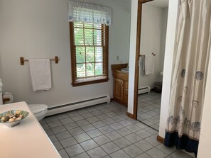 Duschwanne, Whirlpool, Haartrockner, Handtücher