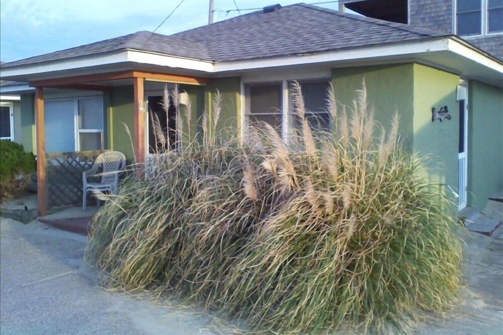 'Gar Brooks' Semi Oceanfront Direct Beach Access Rents FRIDAY to FRIDAY
