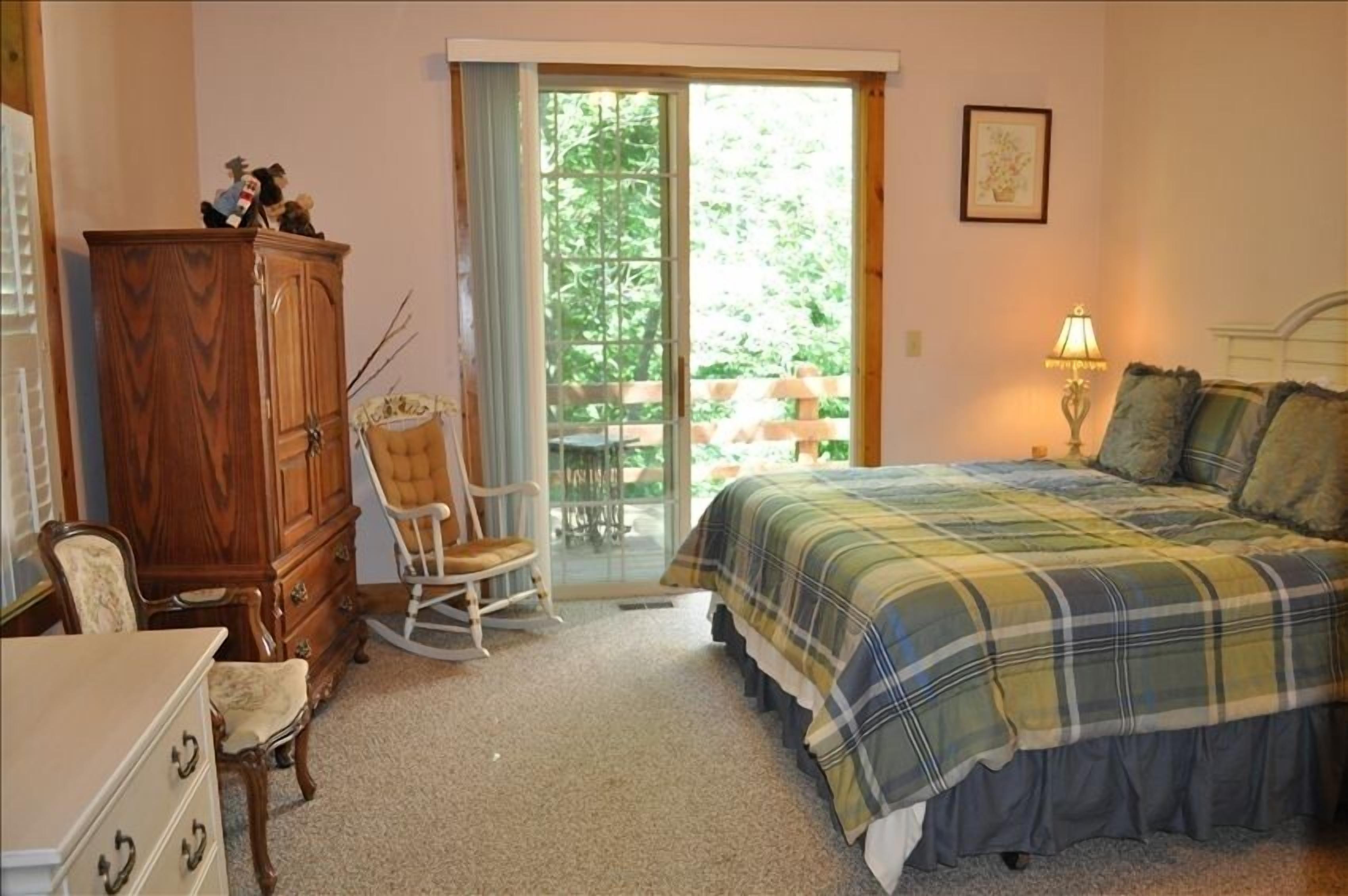 Secluded Wooded Retreat 6- BR, W/Pond, Hot Tub, Sleeps 12+!!