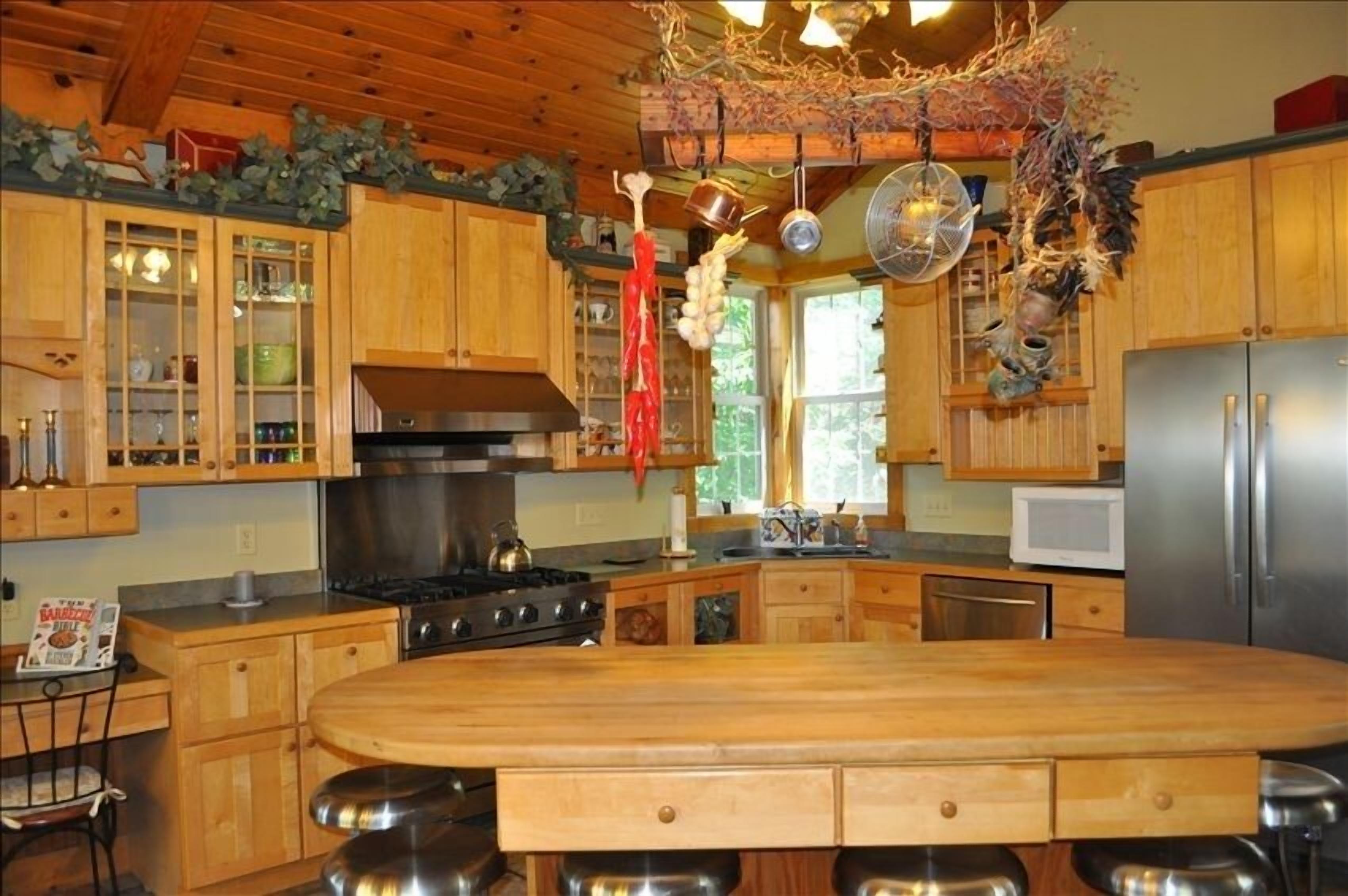 Secluded Wooded Retreat 6- BR, W/Pond, Hot Tub, Sleeps 12+!!