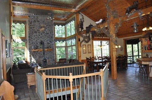 Secluded Wooded Retreat 6- BR, W/Pond, Hot Tub, Sleeps 12+!!