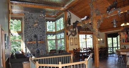 Secluded Wooded Retreat 6- BR, W/Pond, Hot Tub, Sleeps 12+!!