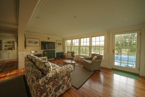 Smart TV, fireplace, DVD player, ping pong