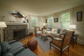 Smart TV, chimenea, reproductor de DVD y tenis de mesa