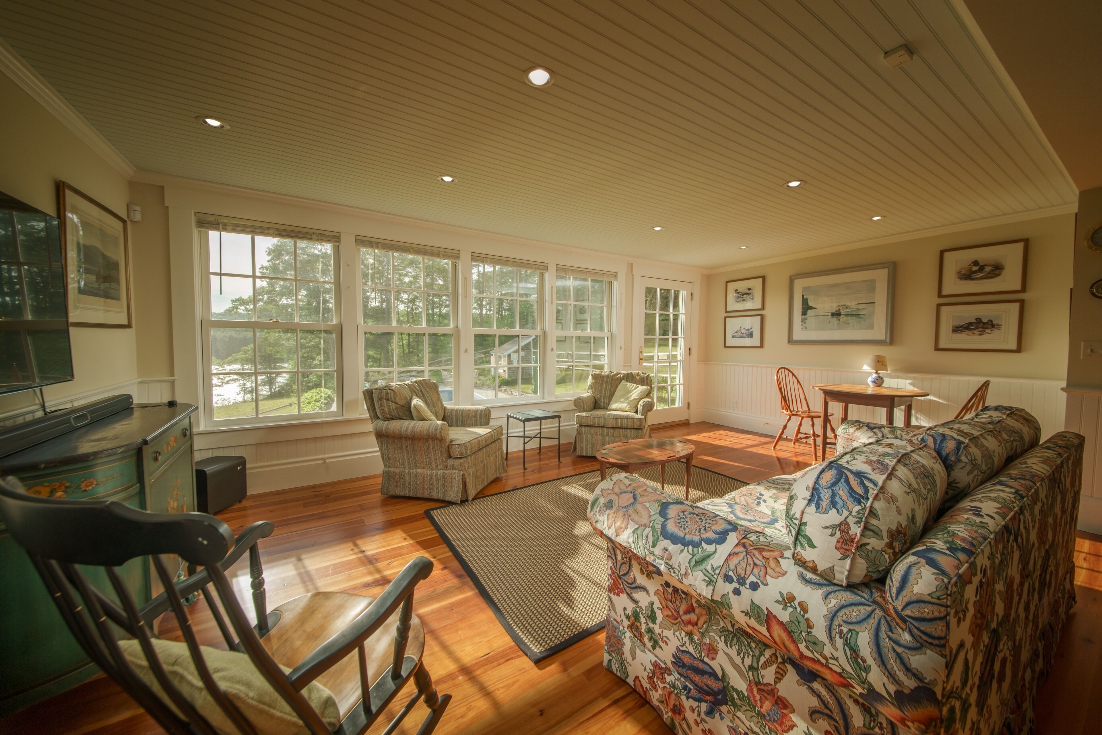 TV connectée, cheminée, lecteur de DVD, table de tennis de table