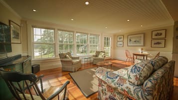 TV connectée, cheminée, lecteur de DVD, table de tennis de table