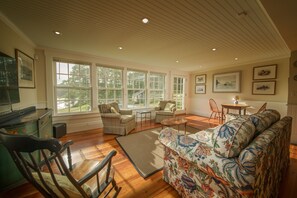 Smart TV, fireplace, DVD player, table tennis