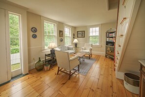 Smart TV, chimenea, reproductor de DVD y tenis de mesa