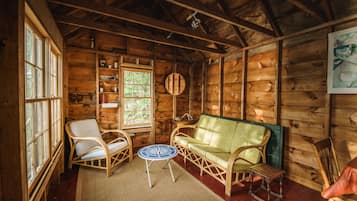 Smart TV, chimenea, reproductor de DVD y tenis de mesa