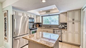 Réfrigérateur, micro-ondes, four, lave-vaisselle