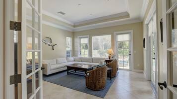 Smart TV, fireplace, DVD player, stereo