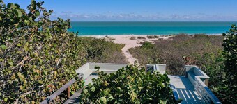 Designer Decorated Home - Accès privé, à pied de la plage - Grande piscine et spa! 