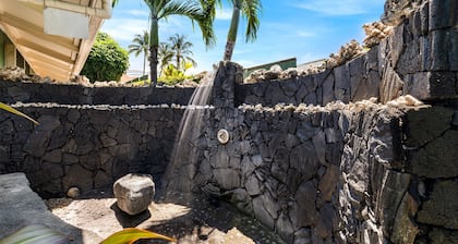 Honl's Beach Hale: Airy Oceanfront Home w/ Beautiful Views & Relaxing Yard