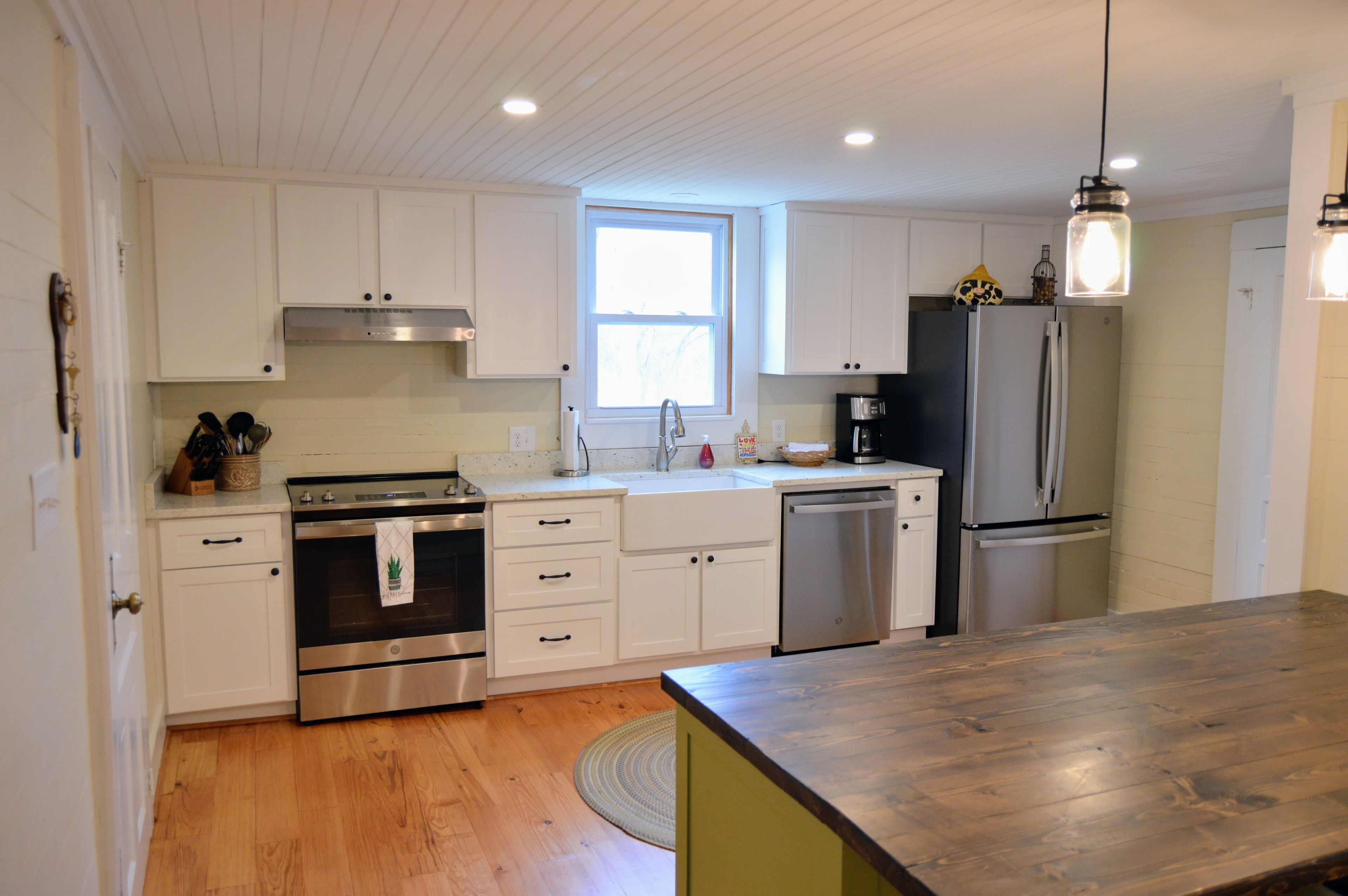 Relax & Unwind in Charming Mountain View Farmhouse - Newly Renovated!